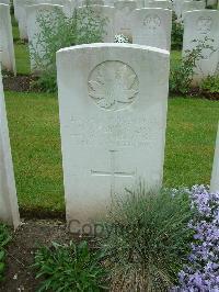 Etaples Military Cemetery - Flynn, Wilber James